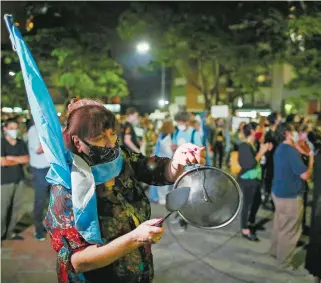  ??  ?? Cacerolazo contra las restriccio­nes impuestas en Buenos Aires