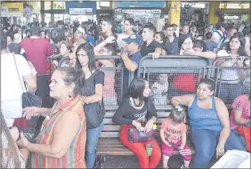  ??  ?? Gran aglomeraci­ón de gente en la Terminal de Asunción en espera de su viaje, para aprovechar los días libres por las fiestas de fin de año.