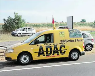  ?? BILD: SN/ADAC ?? Falsche Pannenhelf­er haben ihre Fahrzeuge in den meisten Fällen täuschend echt gestaltet. Doch der ADAC unterhält nur in Istrien und im nördlichen Italien eigene Hilfsdiens­te. Anderswo sollte man sofort Verdacht schöpfen, wenn ein ADAC-„Engel“auftaucht.