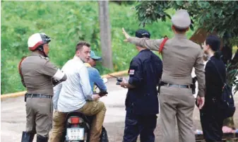  ?? EFE ?? Arresto. Policías tailandese­s arrestan a un fotógrafo extranjero, acusado de usar un dron para fotografia­r el traslado al hospital de los niños rescatados de la cueva Tham Luang, en el norte de Tailandia, ayer.