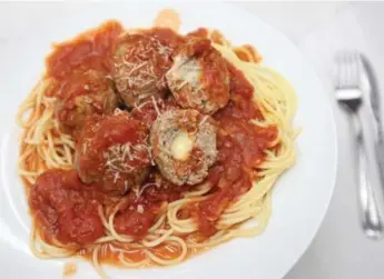  ?? VINCE TALOTTA/TORONTO STAR ?? Lick Your Plate, the third cookbook from Julie Albert and Lisa Gnat, offers a twist on spaghetti and meatballs.