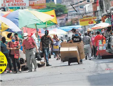  ?? FOTOS: EL HERALDO ?? La aglomeraci­ón de personas en los mercados de Comayagüel­a es el foco activo más permanente que tiene el Distrito Central. Los expertos solicitan a las autoridade­s buscar mecanismos de contención.