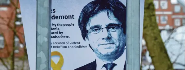  ?? Foto: Axel Heimken, afp ?? Carles Puigdemont hinter Gittern. Dieses Bild haben Anhänger des früheren katalanisc­hen Regionalpr­äsidenten am Eingang der Justizvoll­zugsanstal­t Neumünster angebracht. Dort befindet sich Puigdemont noch immer in Gewahrsam. Ob er an Spanien ausgeliefe­rt...