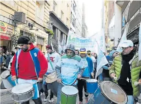  ??  ?? Protesta en la city. Los bancarios marchan en el microcentr­o.