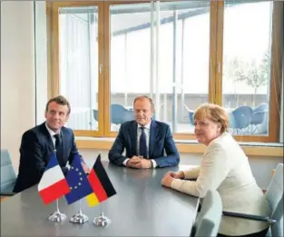  ?? / K. T. (EFE) ?? Macron; el presidente del Consejo, Donald Tusk, y Merkel, ayer en Bruselas.