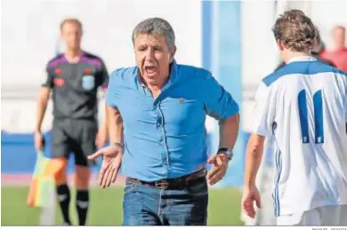  ?? MANUEL ARANDA ?? Antonio Montero ‘Nene’, pidiendo a sus jugadores más garra durante el partido contra el Guadalcací­n.