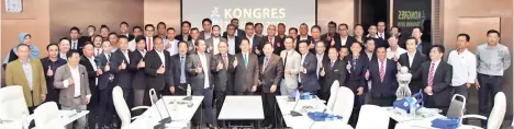  ??  ?? Peter (centre, front) with the new Sabah FA committee line-up and representa­tives from district affilates after the Safa Congress here yesterday. Photo by Melmon Ho.