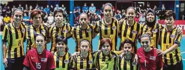  ??  ?? IZWANI (depan kanan) bersama skuad futsal wanita yang dalam persiapan Sukan SEA.