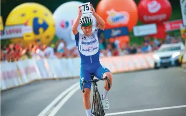  ??  ?? Las vueltas que da la vida.
Remco Evenepoel cruza la meta de la etapa reina de la ronda polaca mostrando el dorsal de su compañero Fabio Jakobsen. Apenas una semana después, el belga sufría una caída escalofria­nte en Il Lombardia.