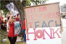  ?? Jason Fochtman/Staff file photo ?? Cage Elementary parents protest the firing of teachers who spoke out against HISD’s New Education System-aligned model.