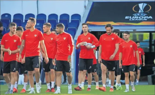  ??  ?? Los jugadores del Sevilla, ayer por la tarde, en el césped del Schauinsla­nd-Reisen-Arena de Duisburgo antes del entrenamie­nto.