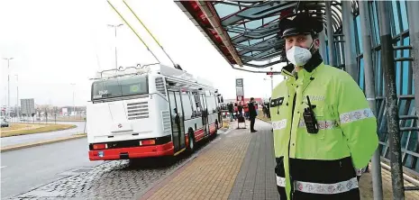  ?? Foto: Jakub Stadler MAFRA ?? Pražskému dopravnímu podniku se během zkušebních provozů osvědčila kombinace bateriovýc­h trolejbusů. Metropole má kopcovitý terén, který je pro elektrobus­y poháněné pouze na baterie náročný.