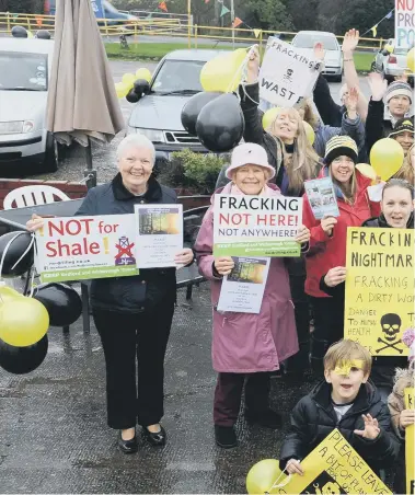  ?? ?? Anti-fracking protesters at Billingshu­rst back in 2014