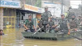  ??  ?? Army personnel on a rescue mission on a flooded street in Kota on Sunnday.
AH ZAIDI/HT PHOTO