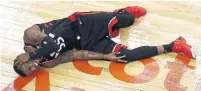  ?? STEVE RUSSELL TORONTO STAR ?? Raptors guard Delon Wright holds his knee after injuring it during Thursday’s game against the Warriors.