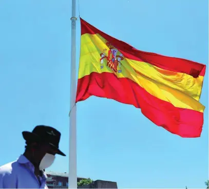  ?? CRISTINA BEJARANO ?? Un hombre camina con mascarilla por la plaza de Colón en Madrid