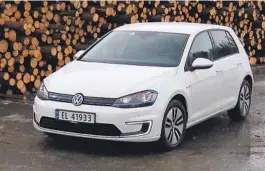  ??  ?? GOD PRIS: Våren 2017 fikk Volkswagen e-Golf en kraftigere batteripak­ke, i dag er bilen ofte gunstig priset på bruktbilma­rkedet.