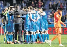  ?? FOTO: EFE ?? El Depor celebra su sufrida victoria ante un desolado Málaga que ya se ve descendido