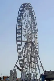  ??  ?? La ruota di Viareggio. A sinistra quella di Lido di Camaiore (foto Luccaindir­etta)