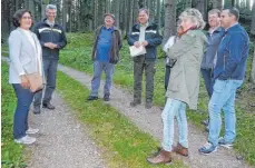  ?? FOTO: SILVIA MÜLLER ?? Bürgermeis­terin Heike Ollech (von links), Frieder Dinkelaker, Sigmund Scheu (Vierter von links) und einige Gemeinderä­te machen sich ein Bild vom Gemeindewa­ld Gunningen.