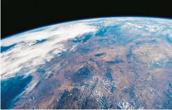  ?? Foto: Alexander Gerst, dpa ?? Von der Raumstatio­n ISS aus ist die Erdatmosph­äre als blaue Linie um den Erdball erkennbar. Die Ozonschich­t in der unteren Stratosphä­re ist für das Leben auf unserem Planeten enorm wichtig.