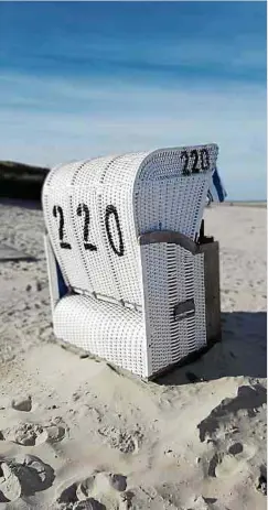  ?? Foto: Shuttersto­ck ?? Hagena beschreibt die Facetten des Strandkorb­s, einem besonderen Spiekeroog-Objekt.