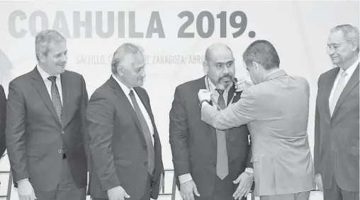  ?? /CORTESÍA ?? Miguel Ángel Riquelme Solís, entregó el Premio Estatal de Ciencia, Tecnología e Innovación Coahuila 2019