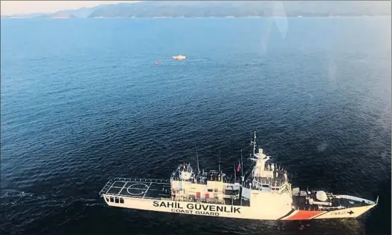  ?? TURKISH COAST GUARD COMMAND / EFE ?? Un guardacost­as turco busca a uno de los quince migrantes que viajaban en una lancha que se hundió ayer en el Egeo camino de Grecia