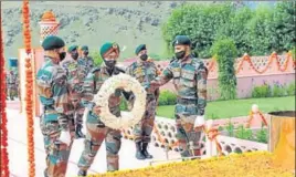  ?? HT PHOTO ?? ■
Lieutenant General Harinder Singh, General Officer Commanding of the Leh-based Fire and Fury Corps, lays a wreath at Kargil War Memorial in Drass on Sunday.