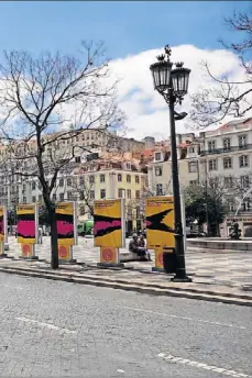  ??  ?? Blick von der Prachtstra­ße Avenida da Liberdade auf den „Rossio“, den zentralen Treffpunkt in Lissabon.