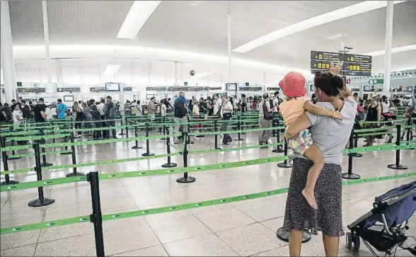  ?? ANA JIMÉNEZ ?? La fluidez durante la jornada de ayer contrastó con las largas colas que se formaron el día anterior en el aeropuerto de Barcelona