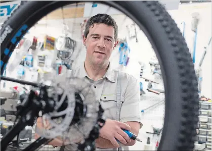  ?? PETER LEE WATERLOO REGION RECORD ?? Stewart Frey, 25, who runs a bike shop in Dorking, Ont., biked all the way to Portland, Ore., with his brother to take a bike-building course.