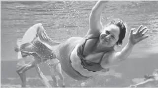  ?? KRISTEN RODRIGUEZ ?? The writer, Amy Bizzarri, gets her mermaid on at Weeki Wachee Springs State Park during a weekend camp.