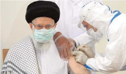  ?? // EFE ?? El Líder Supremo iraní, ayatolá Jamenei, recibe la segunda dosis de la vacuna el viernes pasado