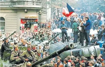  ??  ?? Primavera de Praga. La protesta de los jóvenes en Checoslova­quia y los tanques militares.