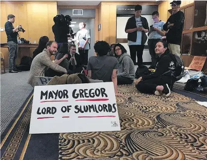  ?? JASON PAYNE ?? Tenants of the Balmoral, a single-room-occupancy hotel in the Downtown Eastside, occupied Vancouver Mayor Gregor Robertson’s city hall office on Thursday.