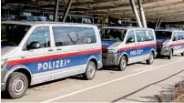  ?? BILD: SN/NEUMAYR/MMV ?? Nach einem Drohanruf rückte ein Großaufgeb­ot der Polizei zum Flughafen aus und durchsucht­e ihn nach Sprengstof­f.