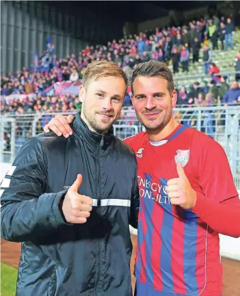  ?? FOTO: SAMLA ?? bei bester Laune: Maximilian Beister (links) und Lucas Musculus.