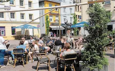  ??  ?? Die 51 teilnehmen­den Geschäfte, gepaart mit gemütliche­n Terrassen und Cafés, bieten in der langgestre­ckten Fußgängerz­one ideale Möglichkei­ten für ein ganz besonderes Einkaufser­lebnis.