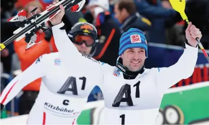  ??  ?? Christian Deville, 31 anni, all’arrivo dello slalom in Austria, in azione durante la gara e sul podio con il trofeo
(Getty Images, La Presse,
Epa)