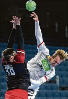  ?? Foto: Marius Becker/dpa ?? Die Em-qualifikat­ion ist geschafft, nun kann für Marian Michalczik (rechts) und Co die WM kommen.