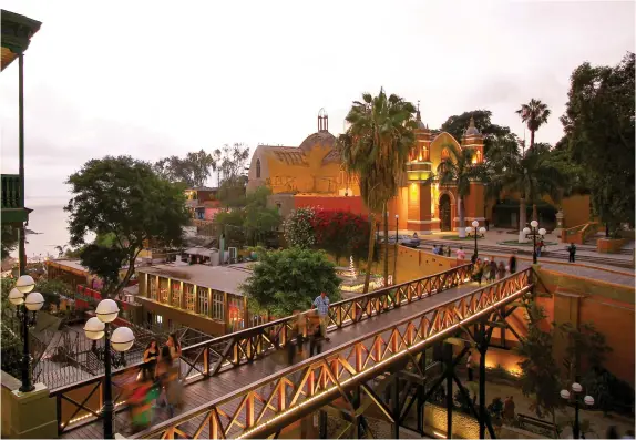  ??  ?? El Puente de los Suspiros, uno de los lugares más románticos de Lima.
