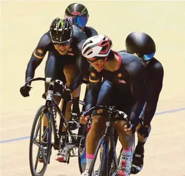  ?? PIC BY EIZAIRI SHAMSUDIN ?? Malaysia’s Afiq Afify Rizan (front right) and Khairul Adha Rasol in action against Aiman Asraff Ahmad Bajuri and Faizal Mohd Noh in the men’s (B) tandem sprint final in the Para Asian Track Championsh­ips at the National Velodrome in Nilai yesterday.