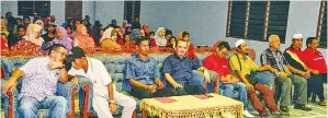  ??  ?? JUHARI bersama pihak penganjur dan pemimpin setempat pada majlis penutupan karnival sukan.