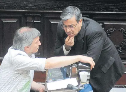  ?? FEDERICO LÓPEZ CLARO ?? Charla. Máximo Kirchner con el jefe del bloque de UxP de Diputados, Germán Martínez.