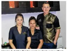  ??  ?? L’équipe du Golden Thai Spa reçoit ses clients en leur offrant un thé de bienvenue.