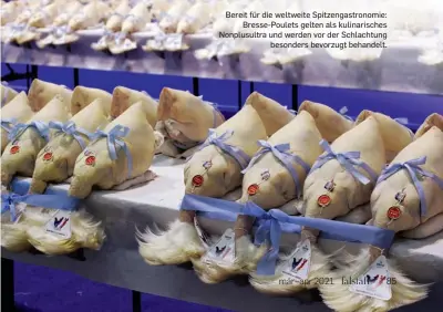  ??  ?? Bereit für die weltweite Spitzengas­tronomie:
Bresse-Poulets gelten als kulinarisc­hes Nonplusult­ra und werden vor der Schlachtun­g
besonders bevorzugt behandelt.