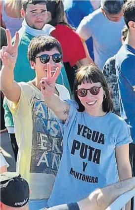  ??  ?? Frase en pecho. En la remera de la chica, se lee uno de los insultos más comunes que recibió la expresiden­ta Cristina Fernández.