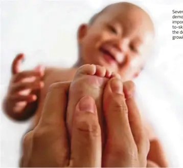  ??  ?? Several studies have demonstrat­ed the importance of skinto-skin contact for the developmen­t of growing babies.