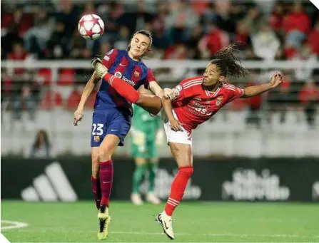  ?? ?? Jessica Silva, del Benfica, impuso su fortaleza ante Ingrid Engen, del Barcelona, que alcanzó un sufrido empate.